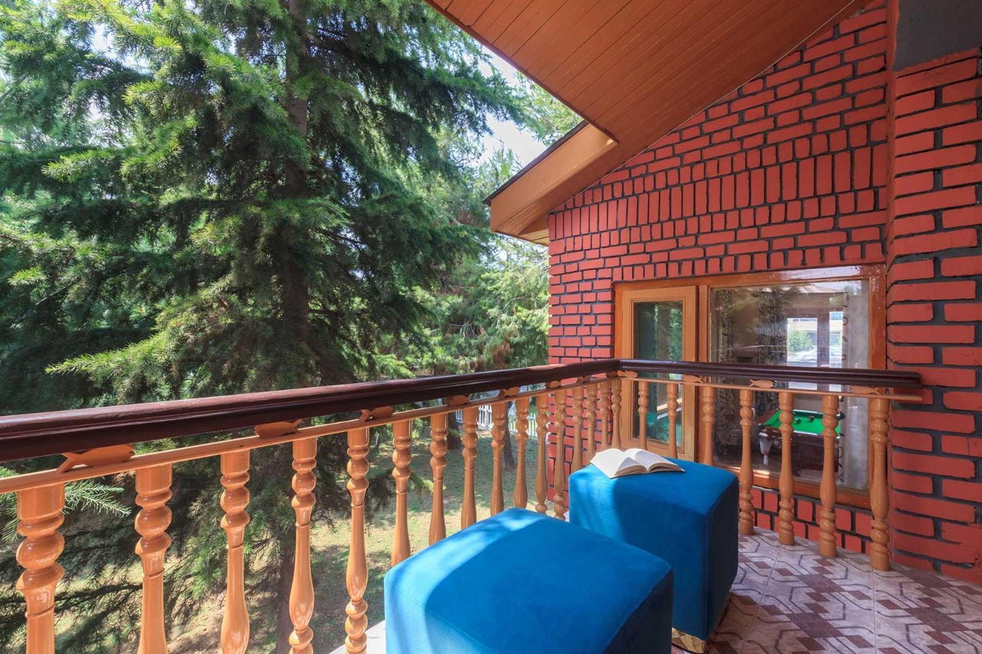 Stayvista At Pinewood Villa - Pet Friendly Villa With Lawn & Pool Table Srinagar  Exterior photo