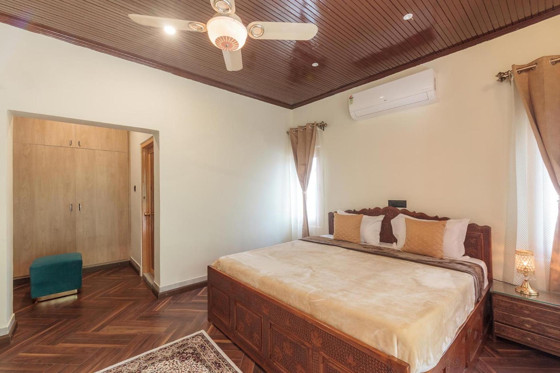 Stayvista At Pinewood Villa - Pet Friendly Villa With Lawn & Pool Table Srinagar  Exterior photo